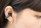 耳を塞がないイヤーカフ型イヤホンambieの完全ワイヤレスモデルAM-TW01が出荷延期
