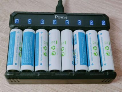 【実機レビュー】ニッケル水素リチウム電池を同時充電可能！POWXS 電池充電器セット