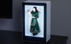 サンコーから「箱庭サイネージ」登場！白い部分が透ける液晶で推しグッズをCG演出